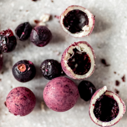 SLOWLANDIA � �ierne r�bezle v bielej �okol�de 150 g